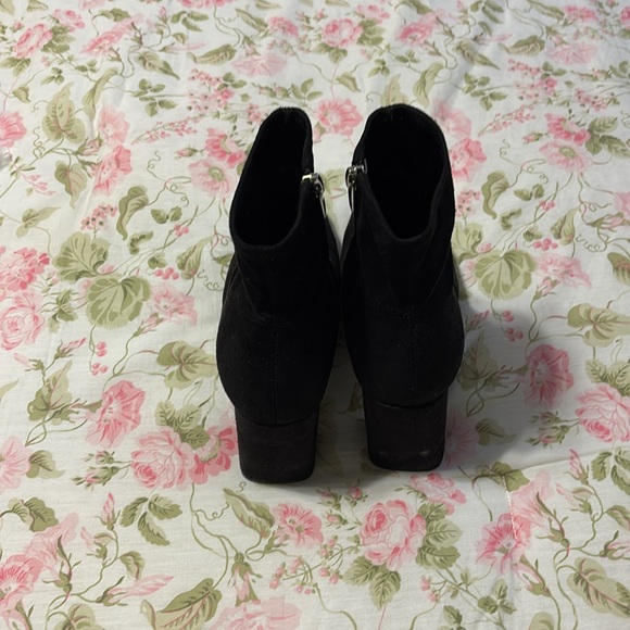 Beautiful Marc Fisher Black Ankle Boots with Suede Material and Zipper Closure - Picture 3 of 4